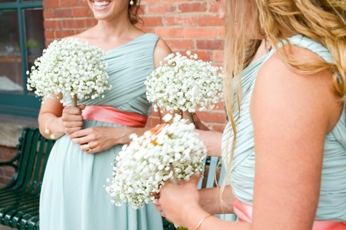 Getting married in the summertime means vibrant color schemes.